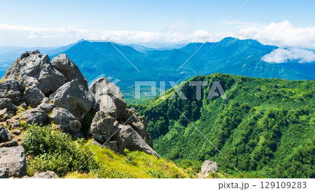 夏の妙高山登山（南峰頂上から黒姫山・高妻山の眺め） 129109283