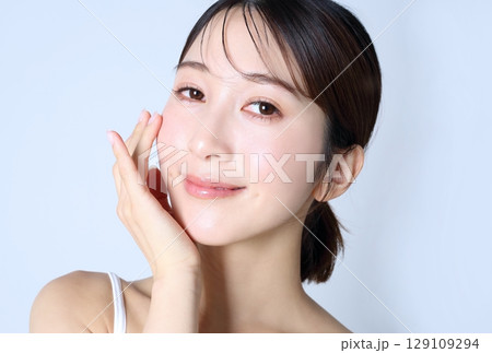 女性のポートレート　ビューティーイメージ 129109294
