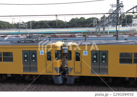 近江鉄道へ回送前の西武新宿線旧2000系電車 129109450