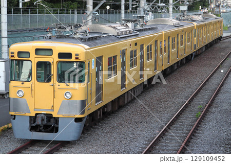 近江鉄道へ回送前の西武新宿線旧2000系電車 129109452