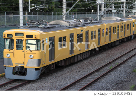 近江鉄道へ回送前の西武新宿線旧2000系電車 近江鉄道へ回送前の西武新宿線旧2000系電車 129109455