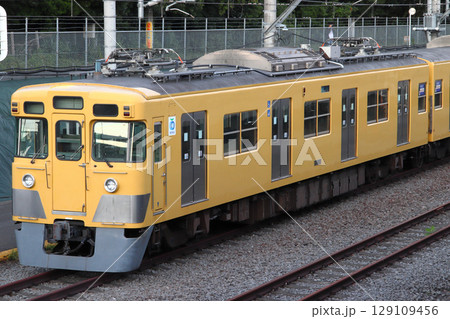 近江鉄道へ回送前の西武新宿線旧2000系電車 129109456