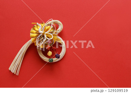 和素材の背景　水引飾り 129109519