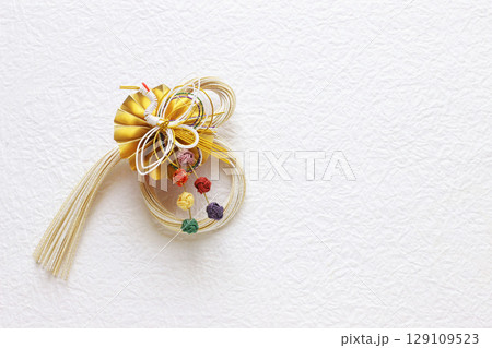 和素材の背景　水引飾り 129109523