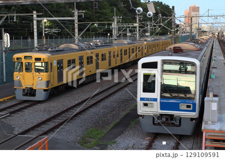 近江鉄道へ回送前の西武新宿線旧2000系電車 129109591
