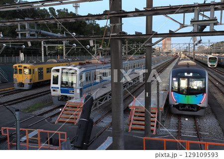 近江鉄道へ回送前の西武新宿線旧2000系電車 129109593