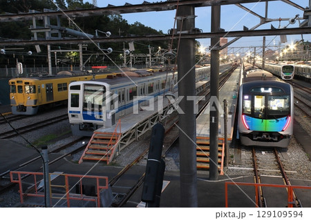 近江鉄道へ回送前の西武新宿線旧2000系電車 129109594