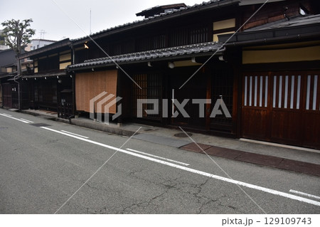 日本の岐阜県　高山市の古い町並　歴史を感じさせる古民家　春の高山祭期間中の朝の様子 129109743