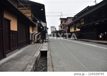 日本の岐阜県　高山市の古い町並　歴史を感じさせる古民家　春の高山祭期間中の朝の様子 129109745