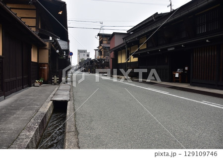 日本の岐阜県 高山市の古い町並 歴史を感じさせる古民家 春の高山祭期間中の朝の様子 日本の岐阜県 高山市の古い町並 歴史を感じさせる古民家 春の高山祭期間中の朝の様子 129109746