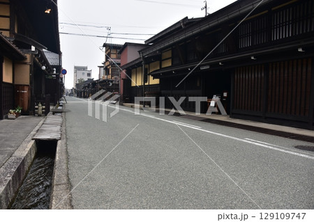 日本の岐阜県 高山市の古い町並 歴史を感じさせる古民家 春の高山祭期間中の朝の様子 日本の岐阜県 高山市の古い町並 歴史を感じさせる古民家 春の高山祭期間中の朝の様子 129109747
