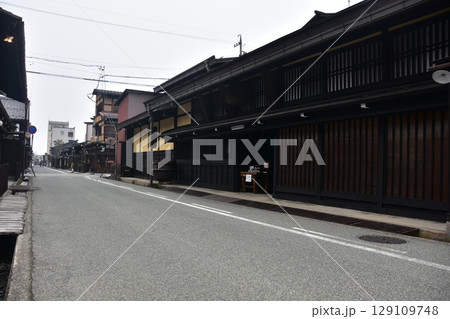 日本の岐阜県　高山市の古い町並　歴史を感じさせる古民家　春の高山祭期間中の朝の様子 129109748