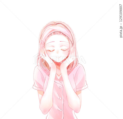美容ケアする女性　パジャマ 129109807