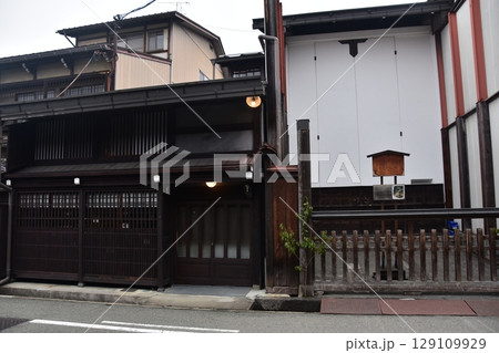 日本の岐阜県の高山市　春の高山祭期間中　屋台と呼ばれる山車を収納する蔵と歴史を感じさせる古民家 129109929