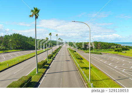 宮崎県の一ツ葉有料道路と青空に続く直線道路 宮崎県の一ツ葉有料道路と青空に続く直線道路 129110053