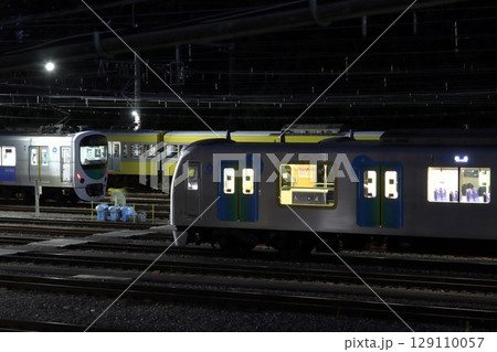 夜の西武池袋線:小手指車両基地にて(埼玉県所沢市) 夜の西武池袋線:小手指車両基地にて(埼玉県所沢市) 129110057