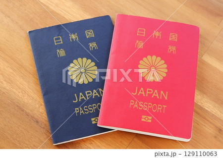パスポート - パスポート(10年用と5年用)を用意して、海外旅行を計画しているイメージ パスポート - パスポート(10年用と5年用)を用意して、海外旅行を計画しているイメージ 129110063