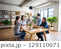 プロジェクトの成功に喜ぶビジネスチーム 129110071