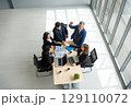 プロジェクトの成功に喜びあうビジネスチーム 129110072