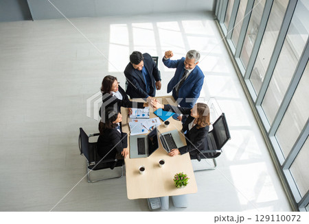 プロジェクトの成功に喜びあうビジネスチーム 129110072