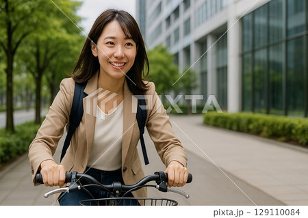 自転車通勤する女性 – Young woman commuting by bicycle 129110084