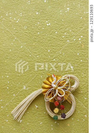 和素材の背景　水引飾り 129110693