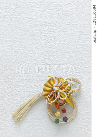和素材の背景　水引飾り 129110694