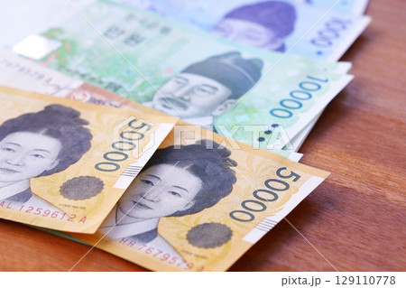 韓国の通貨、ウォンKRWの紙幣 韓国の通貨、ウォンKRWの紙幣 129110778