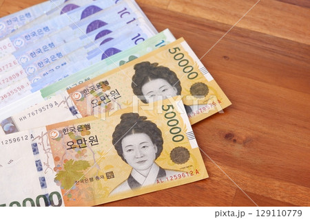韓国の通貨、ウォンKRWの紙幣 韓国の通貨、ウォンKRWの紙幣 129110779