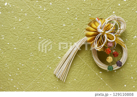 和素材の背景　水引飾り 129110808