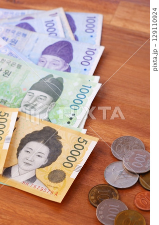 韓国の通貨、ウォンKRW（紙幣と硬貨） 129110924