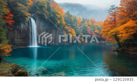 紅葉と滝 129110935