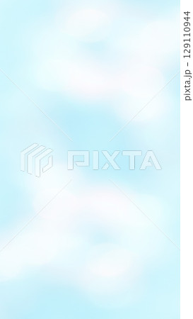 さわやか水色ブルーふんわりグラデーション背景テクスチャー　初夏の空イメージ 129110944