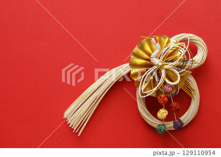 和素材の背景　水引飾り 129110954