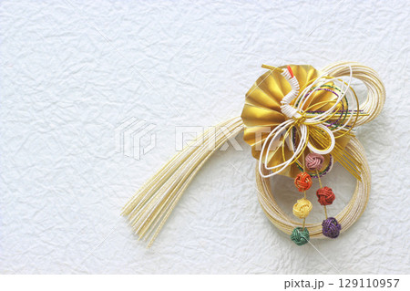 和素材の背景 水引飾り 和素材の背景 水引飾り 129110957