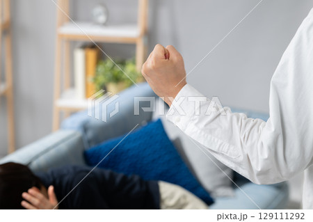 喧嘩する男女 129111292