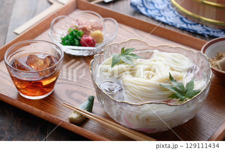 氷水に浮かぶ冷や麦と薬味セット 夏を感じる和の涼しげな食卓風景 氷水に浮かぶ冷や麦と薬味セット 夏を感じる和の涼しげな食卓風景 129111434