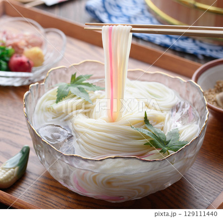 氷水に浮かぶ冷や麦と薬味セット 夏を感じる和の涼しげな食卓風景 129111440