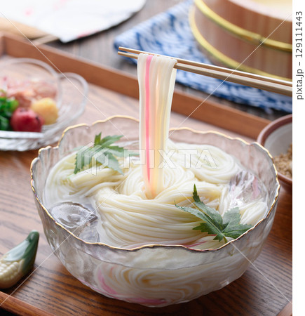 氷水に浮かぶ冷や麦と薬味セット 夏を感じる和の涼しげな食卓風景 129111443