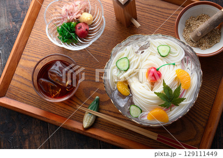 氷水に浮かぶ冷や麦と薬味セット 夏を感じる和の涼しげな食卓風景 氷水に浮かぶ冷や麦と薬味セット 夏を感じる和の涼しげな食卓風景 129111449