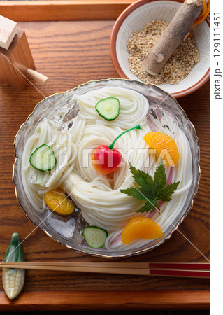 氷水に浮かぶ冷や麦と薬味セット 夏を感じる和の涼しげな食卓風景 氷水に浮かぶ冷や麦と薬味セット 夏を感じる和の涼しげな食卓風景 129111451