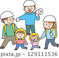避難する家族と案内する職員 129111536