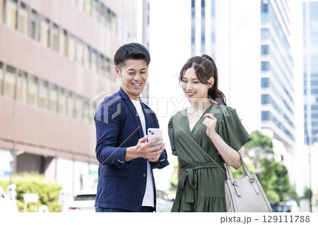 街中でスマホを見る夫婦 街中でスマホを見る夫婦 129111788