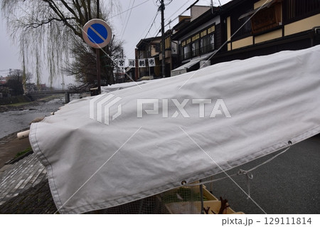 日本の岐阜県の高山市 中心部を流れる宮川と観光名所の宮川朝市 特産品を販売する露店や商店街 日本の岐阜県の高山市 中心部を流れる宮川と観光名所の宮川朝市 特産品を販売する露店や商店街 129111814