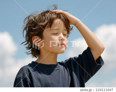 熱中症予防を訴える構図の子どもの写真 129111847