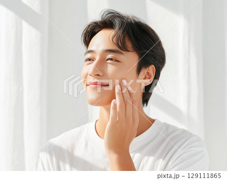 肌ケアを楽しむ清潔感ある男性のビジュアル 肌ケアを楽しむ清潔感ある男性のビジュアル 129111865