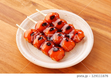 串団子 - 醤油のたれが香ばしい、おいしそうな、みたらし団子 串団子 - 醤油のたれが香ばしい、おいしそうな、みたらし団子 129111876