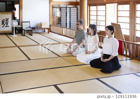 坐禅体験をする男女 坐禅体験をする男女 129111936