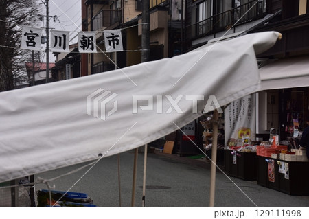 日本の岐阜県の高山市　観光名所の宮川朝市　特産品を販売する露店や商店街　春の高山祭期間中の朝の様子 129111998