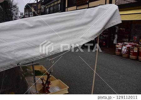 日本の岐阜県の高山市　観光名所の宮川朝市　特産品を販売する露店や商店街　春の高山祭期間中の朝の様子 129112011